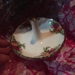 New In Box Old Country Rose Ring Stand